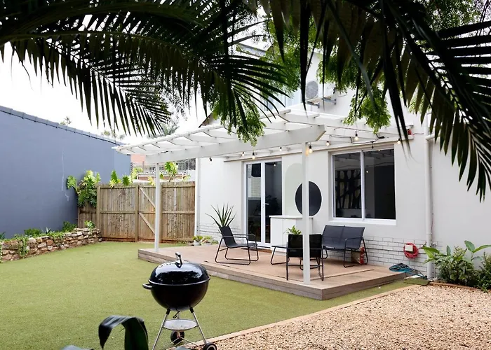 Peaceful Modern Home With Private Garden In Durban North